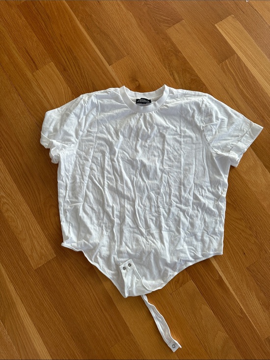 DANIELLE BERNSTEIN Tops - DANIELLE BERNSTEIN White Crewneck Tee with snap for onsie